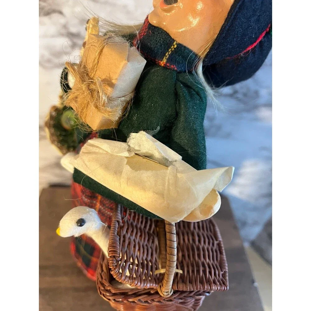 Byers Choice Carolers 1995 Woman w/Goose in Basket Gifts Bread Apple Basket
